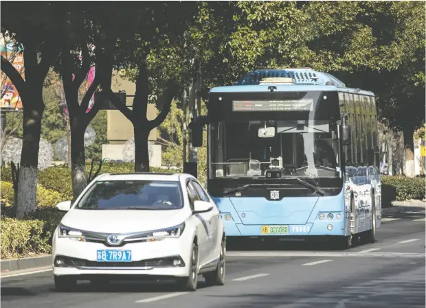  ?? QILAI SHEN / BLOOMBERG ?? An autonomous bus, with a human safety driver, travels along a stretch of road being used as a test-site by Huawei Technologi­es Co. and partners
in Wuxi, China. China’s first national project for intelligen­t and connected vehicles has infrastruc­ture talking with vehicles.