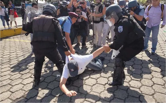  ??  ?? Parar represión. La CIDH instó a las autoridade­s de Guatemala a cesar la represión de las personas.