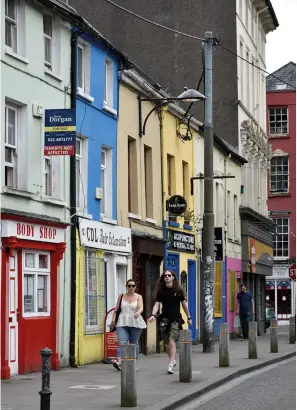  ??  ?? typique Kilkenny est une cité aux façades colorées et aux nombreux pubs. Une petite ville d’Irlande qui ne déçoit pas notre imaginaire.