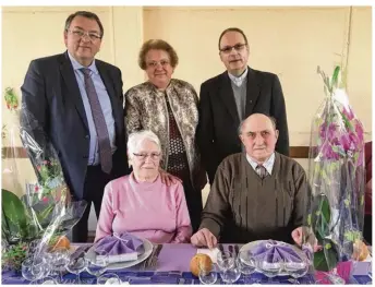  ??  ?? Au premier plan, les doyens : Lucette Guedoit et Bernard Poret. Au second plan : Nicole Desmottes entourée de Marc Andreu Sabater et du père Philippe Cenier.