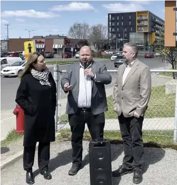  ?? PHOTO STÉPHANIE MARTIN ?? Des élus de Québec d’abord, à Sainte-foy, hier : la conseillèr­e et présidente de l’arrondisse­ment de Sainte-foy–sillery–cap-rouge, Anne Corriveau, le chef de l’opposition officielle à l’hôtel de Ville, Claude Villeneuve, et le conseiller Louis Martin.