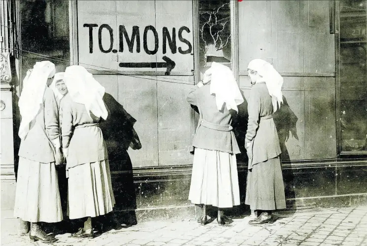  ?? GEORGE METCALF ARCHIVAL COLLECTION © CANADIAN WAR MUSEUM ?? Canadian nurses in Valencienn­es, in November of 1918. From there, Canadian troops headed to Mons.