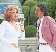  ?? CLAUDETTE BARIUS ?? Celeste (Raquel Welch) finds herself the target of the scheming Maximo (Eugenio Derbez) in How to Be a Latin Lover.