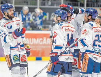  ?? FOTO: FELIX KÄSTLE ?? Nach der guten Vorbereitu­ng hält Ondrej Pozivil (rechts) die Ravensburg Towerstars für gut genug, um in der DEL 2 um den Titel mitspielen zu können.