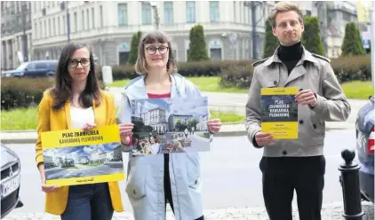  ?? FOT. KUBA ATYS / AGENCJA GAZETA ?? • Czerwcowa prezentacj­a przez aktywistów projektu zmian na pl. Zbawiciela , w której uczestnicz­ył poseł KO Franciszek Sterczewsk­i