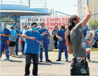 ?? C.P. ?? Protesta con pompas de jabón en la puerta de Airbus Puerto Real, este viernes