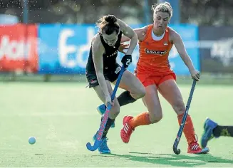  ?? PHOTO: ROBERT KITCHIN/STUFF ?? Capital’s Kelsey Smith and Midlands’ Gemma McCaw clash yesterday.