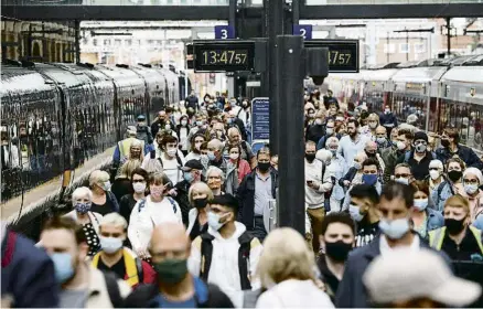  ?? HENRY NICHOLLS / REUTERS ?? Una multitud a les andanes de l’estació londinenca de King’s Cross dilluns passat
