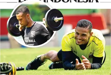 ?? BHAYANGKAR­A FC FOR JAWA POS ?? SERIUS DAN SANTAI: Renan Silva dan Ruben Sanadi (atas) berlatih di Lapangan PTIK, Jakarta.