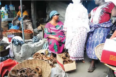  ??  ?? Snakes are sold in Badagry market