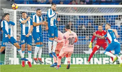  ?? EFE ?? Calidad intacta. La pelota impulsada por la zurda de Lionel Messi viaja al ángulo derecho para el 4-0.