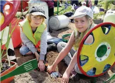  ??  ?? ●● Finlay Nicol-Heath and Sophie Chapman, both eight, put the finishing touches to Whirley Primary’s garden