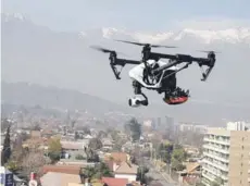  ??  ?? ► Dron sobrevolan­do la ciudad de Santiago.