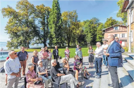  ?? FOTO: CHRISTIAN FLEMMING ?? Lindaus OB Gerhard Ecker eröffnet vor geladenen Gästen den Tag des offenen Denkmals auf der Treppe der Villa Toskana.