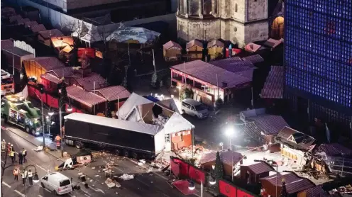  ?? Foto: dpa/Bernd von Jutrczenka ?? Nach dem Anschlag auf den Weihnachts­markt am Breitschei­dplatz in Berlin im Dezember 2016