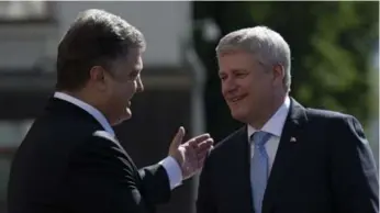  ?? ADRIAN WYLD/THE CANADIAN PRESS ?? Petro Poroshenko, the president of Ukraine, greets Prime Minister Stephen Harper in Kyiv on Saturday.