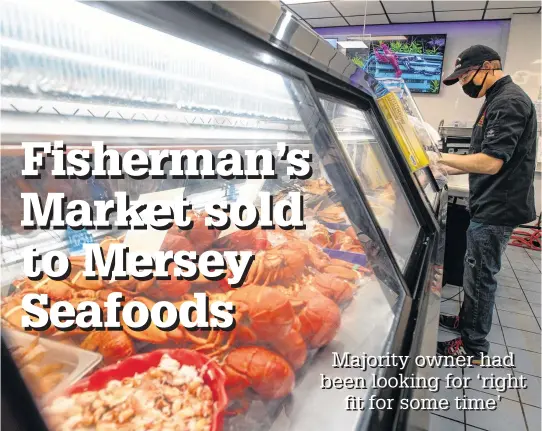  ?? RYAN TAPLIN • THE CHRONICLE HERALD ?? Jeff Frison serves customers at Fisherman's Market in Bedford on Tuesday.