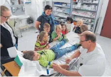  ?? FOTO: WILFRIED KOCH ?? Der leitende Krankenpfl­eger Thomas Unger informiert die Kinder über den Ablauf in der Notaufnahm­e.