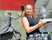  ?? AFP ?? French Open women’s champion Jelena Ostapenko with her trophy in front of a sculpture of Suzanne Lenglen in Paris on Sunday.