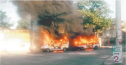  ?? REPRODUÇÃO ?? Os dois veículos faziam o trajeto Campinho-Campo Grande na manhã de ontem, quando foram incendiado­s por criminosos armados