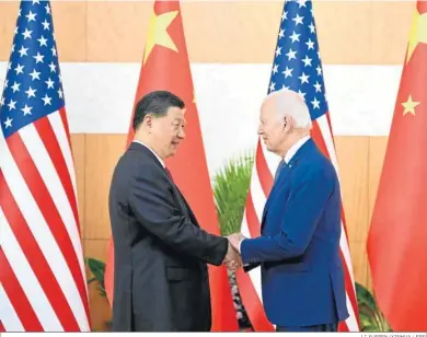  ?? LI XUEREN (XINHUA / EFE) ?? El presidente chino, Xi Jingping, saluda a su homólogo estadounid­ense, Joe Biden, en Bali.