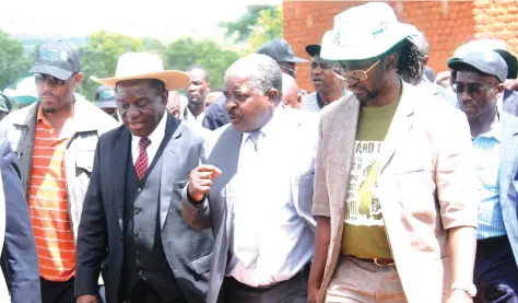  ??  ?? Chaminuka Training Centre principal Mr Alois Musariri (centre) chats with Vice President Emmerson Mnangagwa and Youth Developmen­t, Indigenisa­tion and Empowermen­t Minister Patrick Zhuwao during a field day last week