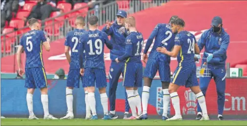  ??  ?? Thomas Tuchel da instruccio­nes a sus jugadores en la final de la FA Cup ante el Leicester en Wembley.