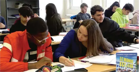  ?? ?? Extrait du documentai­re Une fois passée la difficulté à se mettre au travail, les élèves de terminale du lycée de Drancy (Seine-Saint-Denis) deviennent rigoureux et s’entraident.