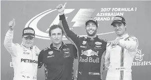  ?? — Gambar Reuters ?? DETIK MANIS: Pelumba Red Bull, Ricciardo (dua kanan) bersama pemenang yang lain memberikan ‘pose’ di atas podium menjelang Grand Prix Azerbaijan.