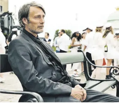  ??  ?? Mads Mikkelsen, en una escena d’‘Otra ronda’.