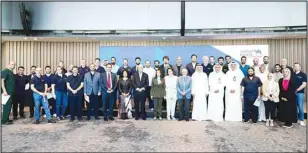  ?? ?? A group photo of the bank’s executive management with Kuwaiti medical personnel.