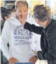  ??  ?? Vor dem Casting wird Dieter Bohlen noch geschminkt.