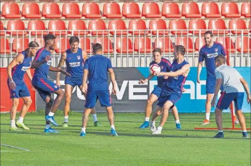  ??  ?? PREPARADOS. La plantilla del Atlético, en el entrenamie­nto de ayer previo al encuentro ante el Inter.