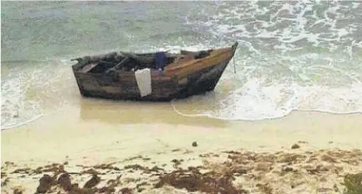  ??  ?? Sobrevivie­ntes. Otras cinco personas que viajaban en la embarcació­n III Hermanos L fueron rescatados aún con vida.