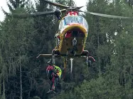  ??  ?? I soccorsi Il Suem di Pieve di Cadore è intervenut­o con l’elicottero per recuperare il corpo della vittima