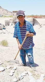  ??  ?? • Cristian Peña también necesita zapatos, pues sólo tiene un par de sandalias de plástico.