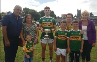  ?? BACK: FRONT: ?? Paul O’Sullivan with family and friends after Kerry’s All-Ireland Junior win in Ennis. Pictured with
John O’Sullivan (Paul’s father),Yvonne O’Sullivan, Eileen O’Sullivan, Ina O’Sullivan (Paul’s mother). Liam, Donagh and Cian O’Sullivan