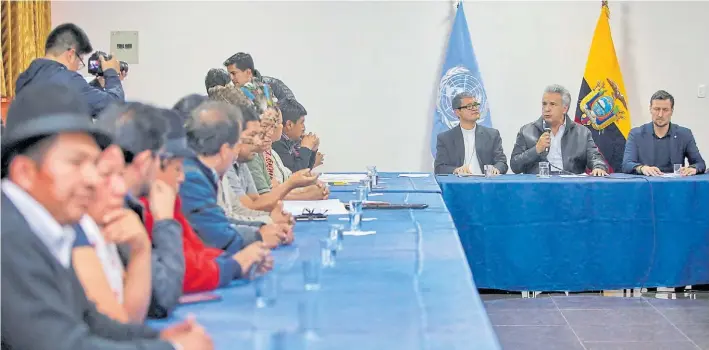  ?? AFP ?? Mesa de discusione­s. Una imagen del encuentro entre el presidente Lenín Moreno y la dirigencia indígena. En la imagen, el mandatario ecuatorian­o tiene la palabra.