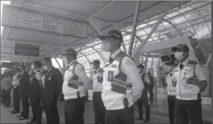  ?? -AP ?? BALI
Airport security personnel line up during a briefing in preparatio­n of the reopening of Internatio­nal Ngurah Rai Airport in Bali, Indonesia. The Indonesian resort island of Bali welcomed internatio­nal travelers to its shops and white-sand beaches for the first time in more than a year Thursday.