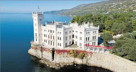  ?? BILDER: MARC4 MILANI/FABRICE GALLINA ?? Prächtig gelegen: Schloss Miramare. Erzherzog Ferdinand Maximilian von Österreich hat es einst bauen lassen. – Kleines Bild: Udine ist sehenswert – und noch nicht von Touristen überlaufen.