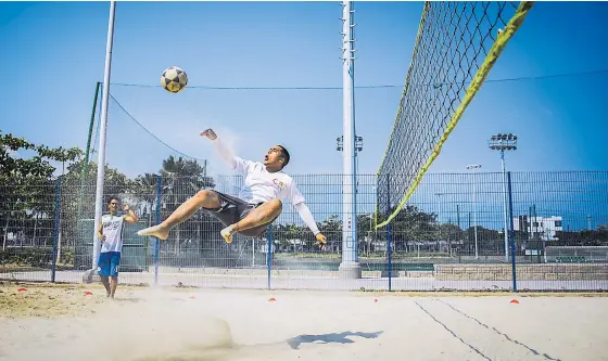  ?? MERY GRANADOS ?? El barranquil­lero Andrés Meza, uno de los integrante­s del equipo Muévete futvóley, realiza una media volea en la cancha de arena del complejo Carlos Valderrama.