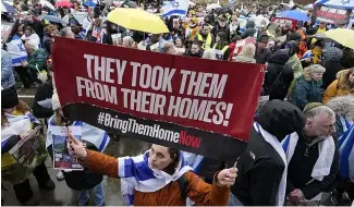  ?? ?? Des familles d'otages israéliens manifesten­t près du Tribunal pénal internatio­nal à La Haye, Pays-Bas, mercredi 14 février 2024.