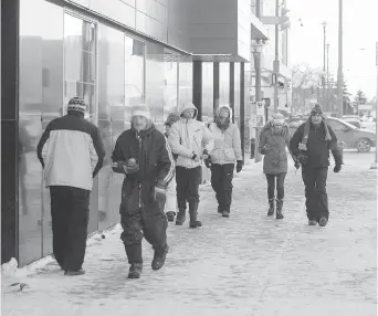  ?? LIAM RICHARDS/The StarPhoeni­x ?? Participan­ts take part in Saturday’s Coldest Night of the Year walk, a fundraiser
to aid the Lighthouse and the Bridge.