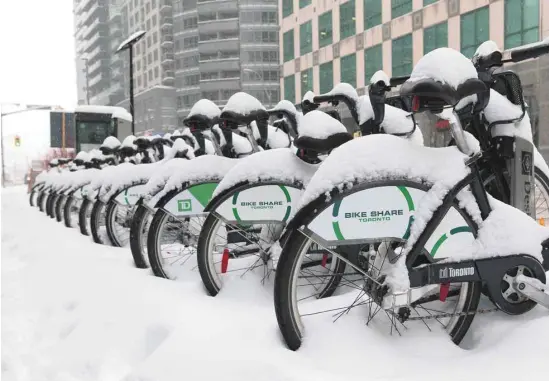  ?? ISTOCK ?? À Toronto, pour éviter certains problèmes logistique­s de déneigemen­t de la chaussée, les stations de vélopartag­e ont été installées sur des espaces réservés aux piétons.