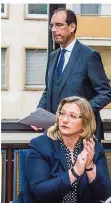  ?? FOTO: RUPPENTHAL ?? Die Ministerin klatscht Beifall: Nobilia-Chef Lars M. Bopf hat gerade die Ansiedlung verkündet.