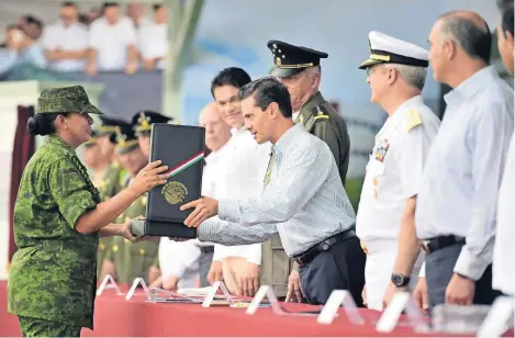  ??  ?? En la inauguraci­ón del Hospital Militar Regional de Especialid­ades de Mazatlán, el presidente Enrique Peña Nieto indicó que en lo que va de su administra­ción se han fortalecid­o la cobertura y la calidad de los servicios médicos de las Fuerzas Armadas.