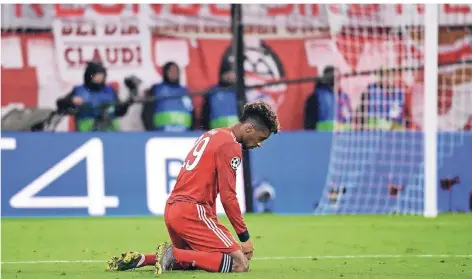  ?? FOTO: DPA ?? Endstation Achtelfina­le: Bayern Münchens Stürmer Kingsley Coman kniet nach der 1:3-Niederlage gegen den FC Liverpool auf dem Rasen.