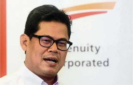  ??  ?? Felda insider: As a second generation settler and having built a 30-year career within Felda’s group of companies, Zakaria is said to know FGV inside and out.