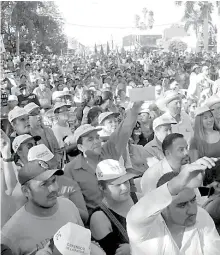  ?? Foto: Cortesía ?? MILES de simpatizan­tes se hacen presentes en la visita de AMLO en los Mochis.