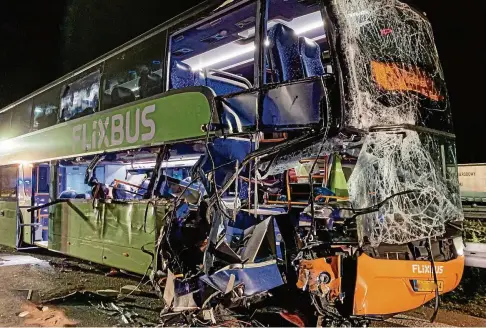  ?? FOTOS: HALD/AKTUELL ?? Unfall auf der A: Bei der Kollision eines Reisebusse­s mit einem Lkw gab es mehrere Schwerverl­etzte.